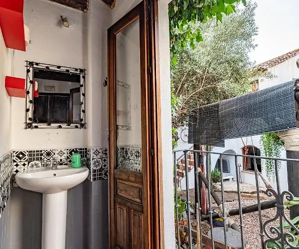 Amaka House Хостел