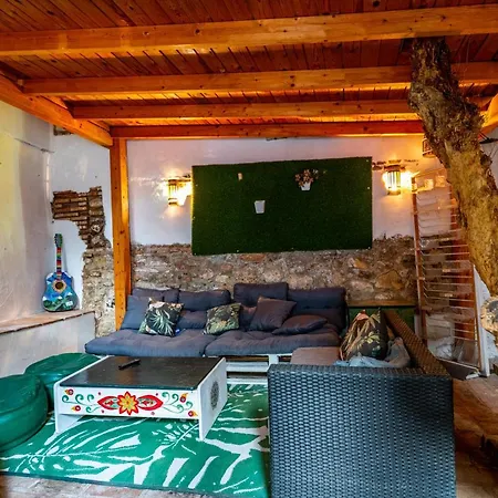Amaka House Hostal *