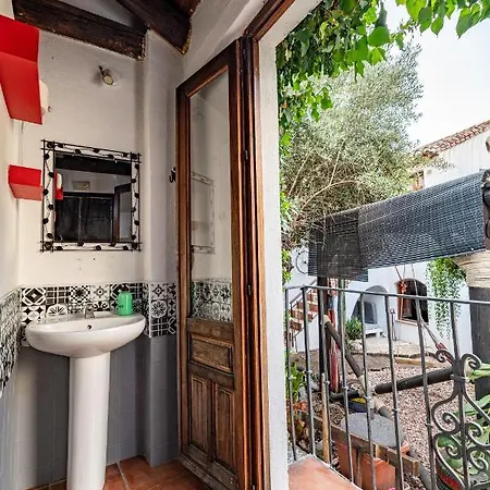 Amaka House Hostal
