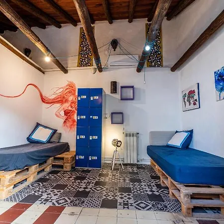 Amaka House Hostal
